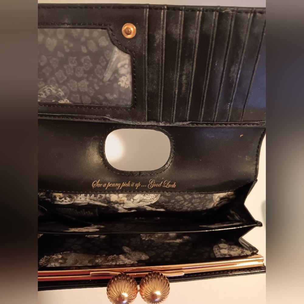 Preloved!! Ted baker patent leather wallet has flaws shown in photos - Picture 5 of 8